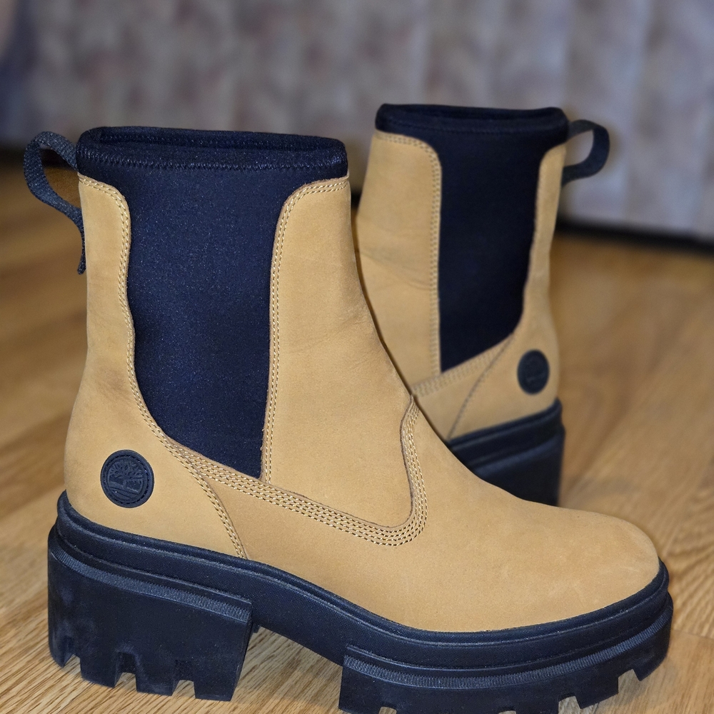 Timberland Tan and Black Heeled Boots with Classic Design